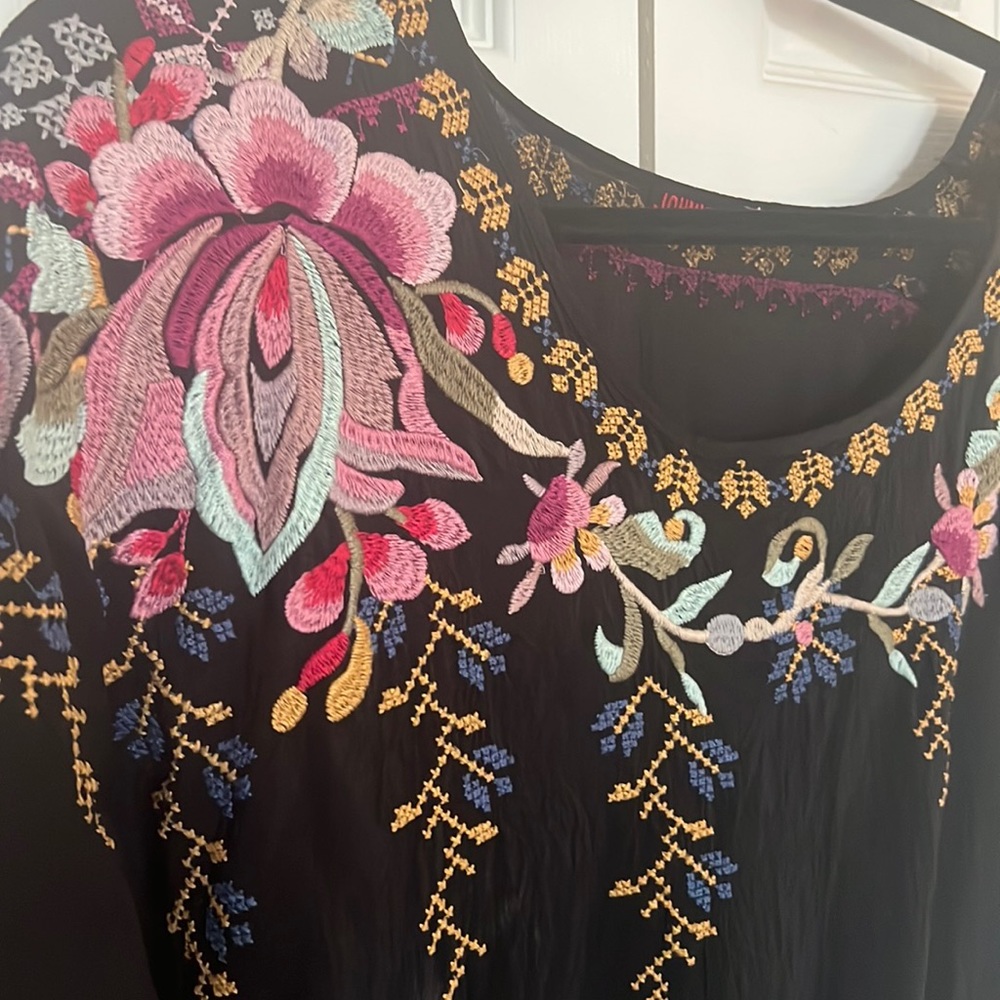 Beautiful Johnny was 100% rayon top